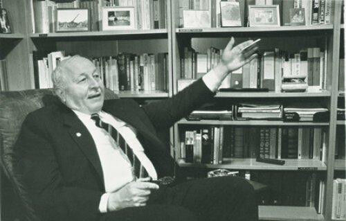 Erbakan çalışma odasında — arşiv karesi