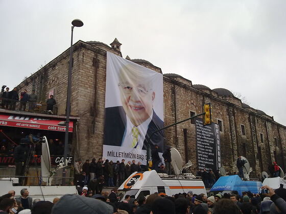 Erbakan portreli dev afiş ve toplanan kalabalık