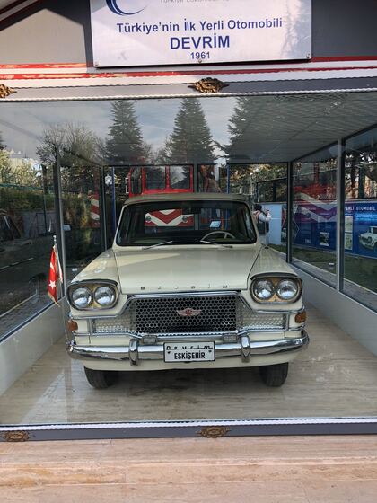 Devrim otomobili, müze vitrininde — «Türkiye'nin İlk Yerli Otomobili DEVRİM 1961» pankartı